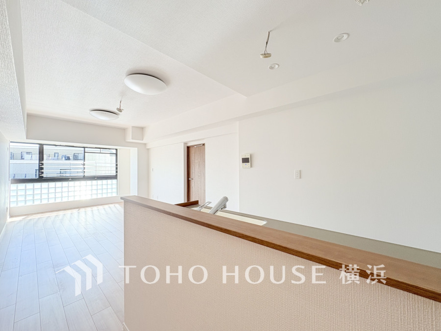 明るく開放的な空間が広がるLDK。室内には豊かな陽光が注ぎ込み、爽やかな住空間を演出。
