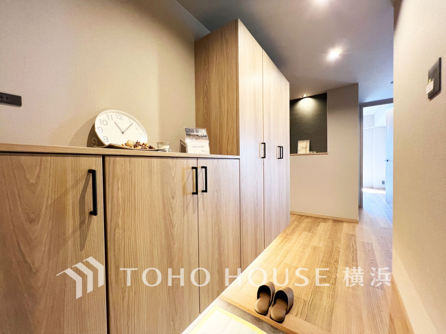 ナチュラルな木目が美しい大容量シューズボックス付きの玄関。明るく開放的な空間が迎えます。