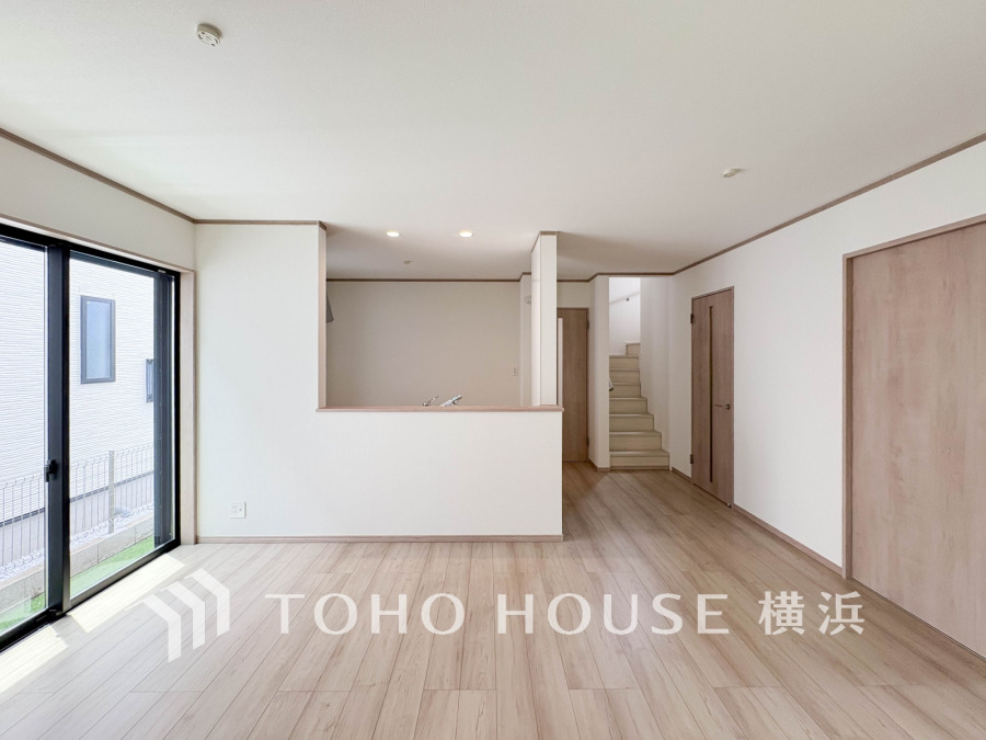 広々としたリビングダイニングは、シックでモダンな内装。落ち着いた雰囲気に包まれて、伸びやかな空間の中で、ゆったりと家族団らんのひとときを過ごせます。