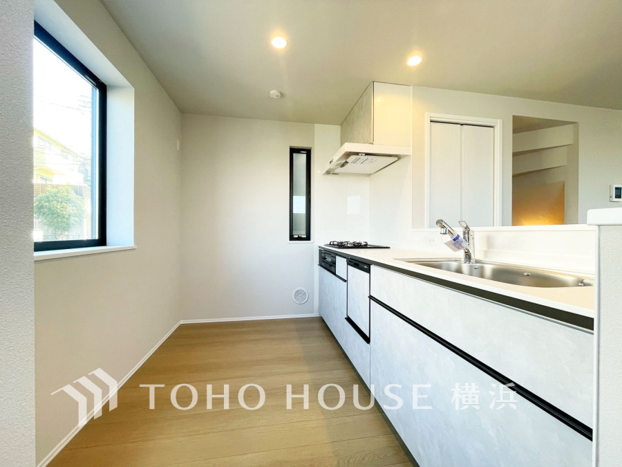 スタイリッシュな対面キッチンを採用。リビングが見渡せるので、お子様を安心して遊ばせながら家事ができ、リビング学習をするお子様にも声がかけやすい自然な距離感。 