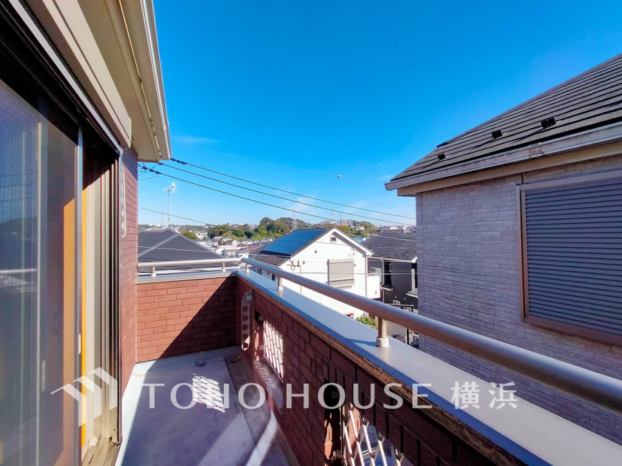 たっぷりの陽光が差し込むバルコニー。健やかな暮らしを守る太陽の恵みを存分に享受できます。爽やかな風と暖かな陽射しが紡ぐハーモニーが日々の暮らしのBGMになることでしょう。