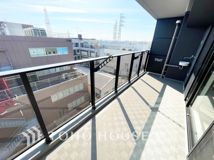 たっぷりの陽光が差し込むバルコニー。健やかな暮らしを守る太陽の恵みを存分に享受できます。爽やかな風と暖かな陽射しが紡ぐハーモニーが日々の暮らしのBGMになることでしょう。