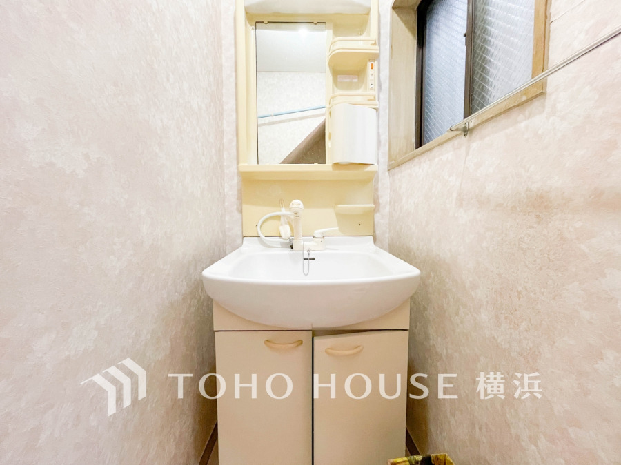 脱衣スペースを含む空間を設け、洗面化粧台にも収納スペースを設けています。