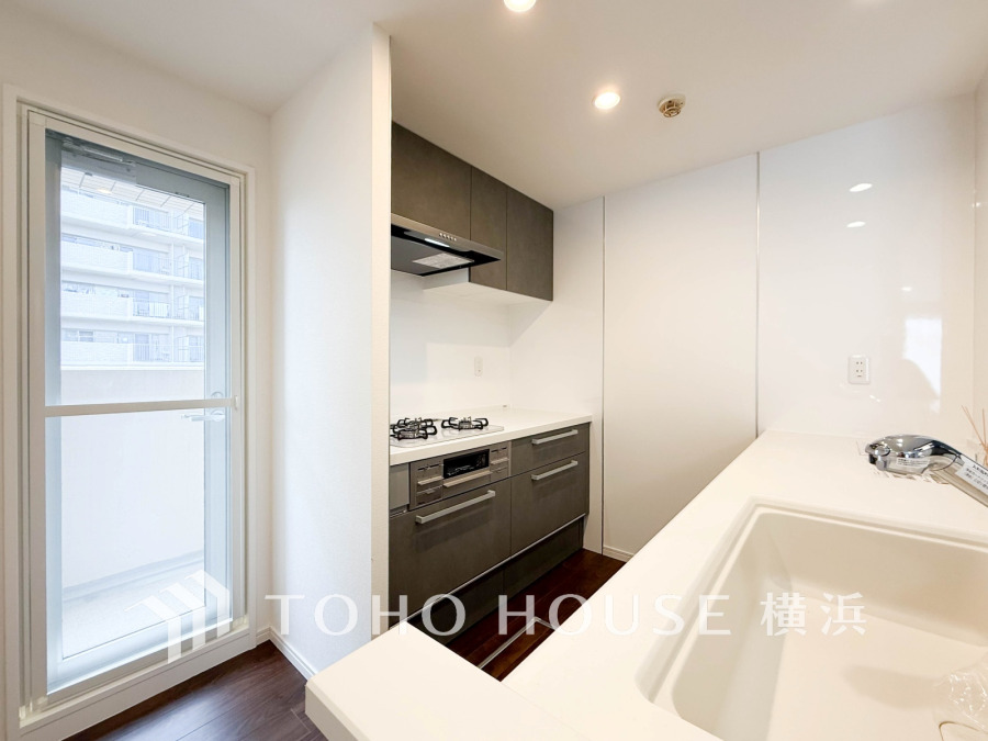 清潔感あふれるシステムキッチンは使い勝手良く、バルコニーへの出入りもスムーズで換気も良好です。