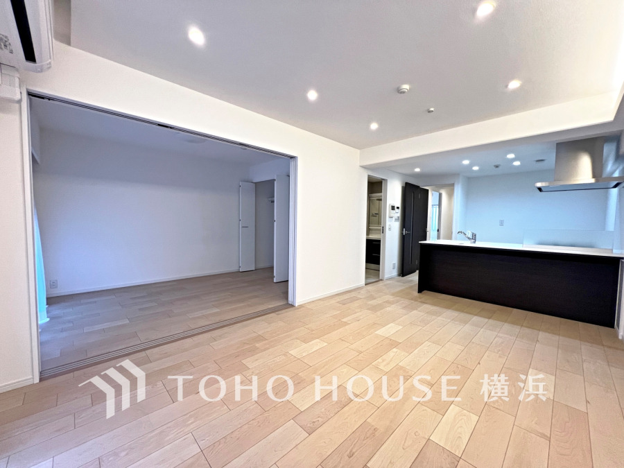 リビングに隣接した洋室の引き戸を開け放して空間を共有しながら開放的に使うこともできます。
