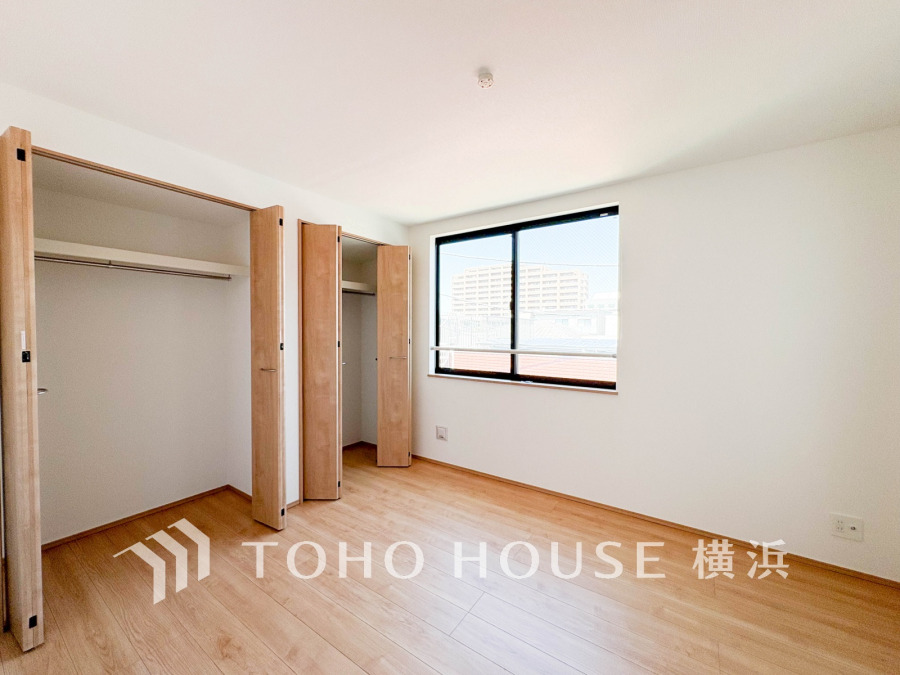 自然光が差し込む明るい洋室。大型クローゼット付きで収納力も充実し、快適な暮らしをサポートします。