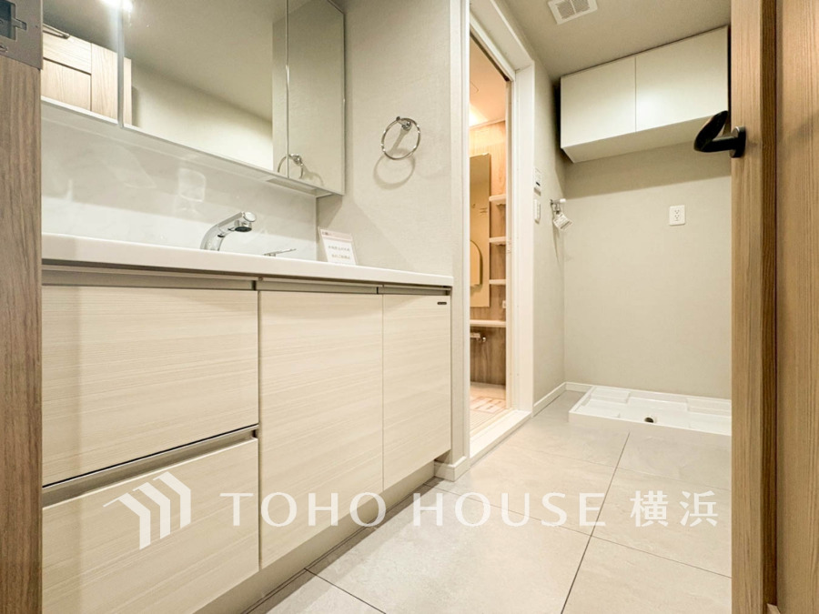 十分な大きさの洗面台は、身だしなみチェックや歯磨きなど、朝の慌ただしい時間でも余裕とゆとりを感じて頂けます。
