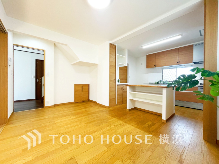 和やかで洗練された空間の演出。寛ぎとコミュニケーションを育む居心地のよい場所。やわらかな陽射しが降り注ぎ、室内に開放感と爽快感をもたらします。