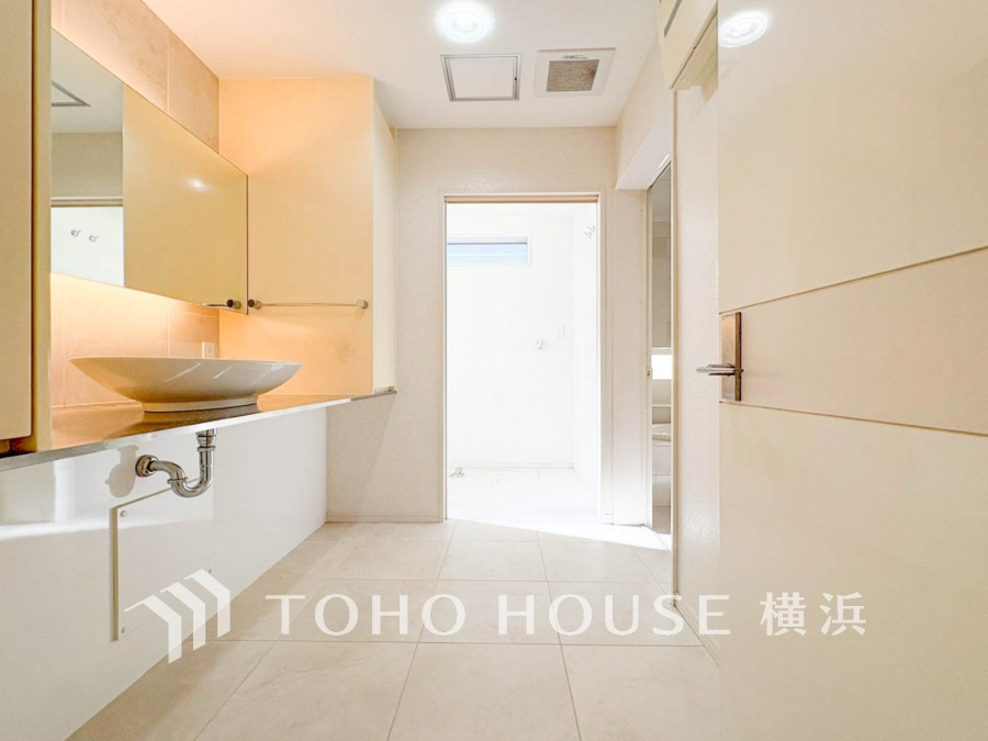 柔らかで爽やかな色使いのパウダールームは、ドレッシーな雰囲気で、上質を感じられる空間。朝晩のケアをする大切な場所だからこそ、落ち着きと清潔感を持たせました。