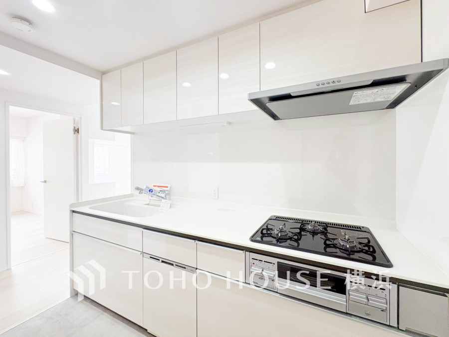 作業に集中しやすい独立型のキッチン。新規交換されたシステムキッチンの清潔感あふれる空間です。
