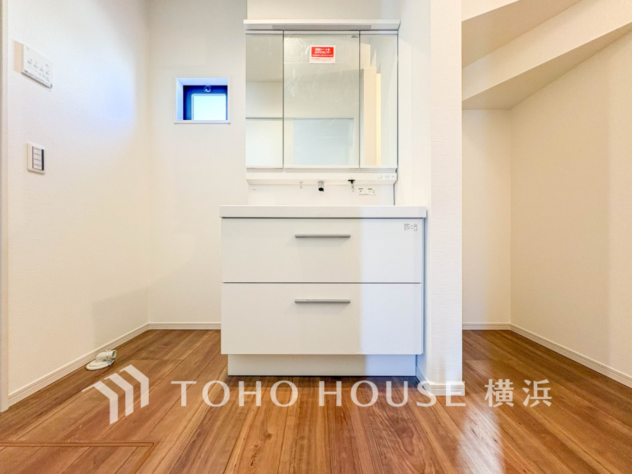 清潔感のあるプライベート空間は、身だしなみチェックや肌のお手入れに最適です。収納もあり、スッキリと見映えの良い空間に拵えました。時間に余裕とゆとりを持たせます。