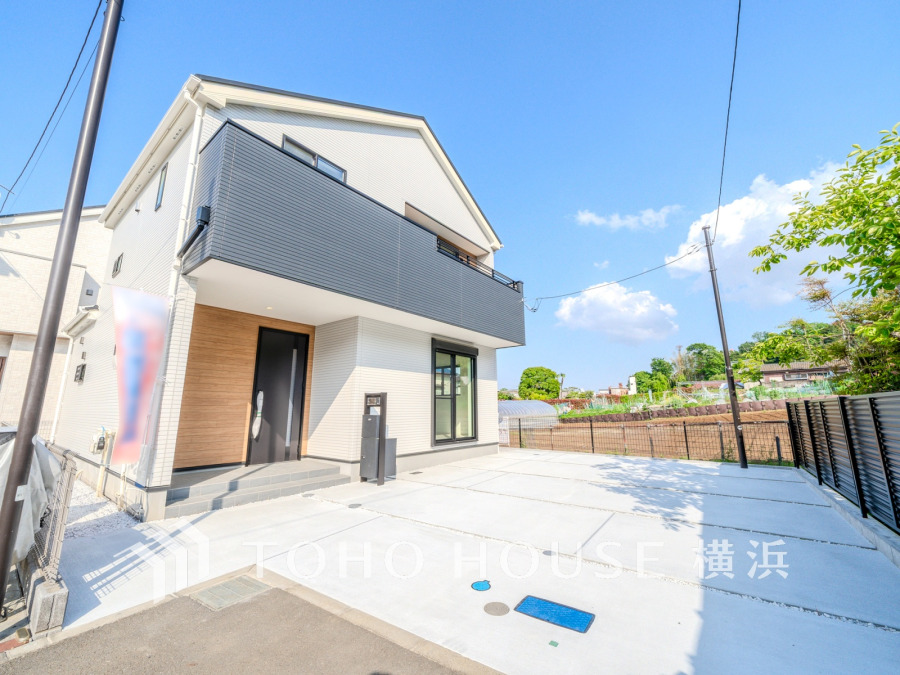 住む人を映し出す洗練された佇まいは、いつまでも輝き続けながらいつしか街の風景に溶け込んでいきます。