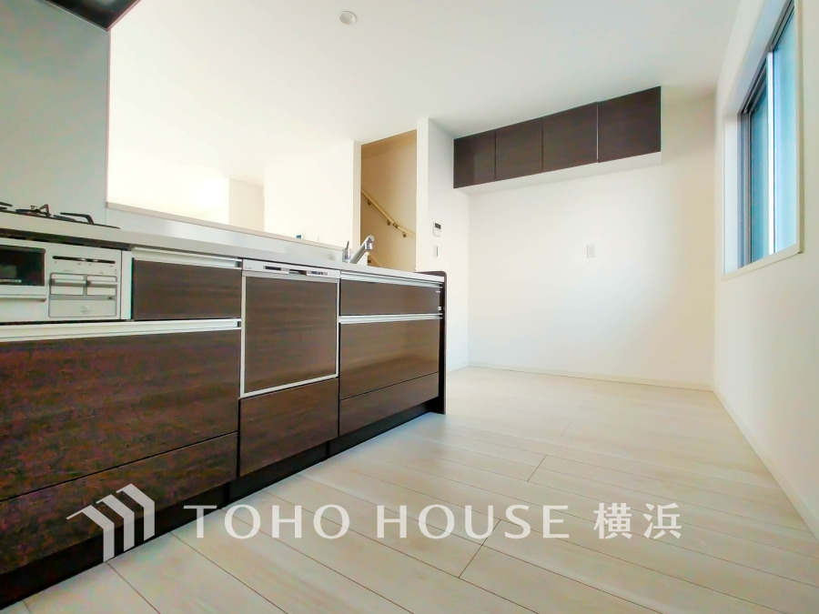 広く取られた対面キッチンは、リビングで寛ぐご家族と会話をしながらお料理が出来ます。高級感のあるカラーで空間をより上質な雰囲気にした、清潔感のあるデザインです。