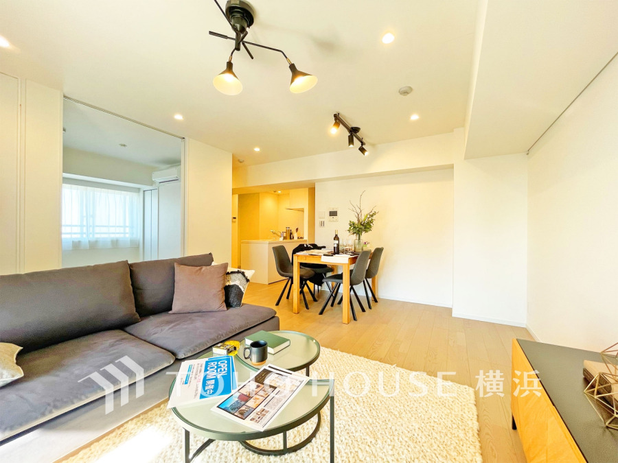 明るく開放的な空間が広がるLDK。室内には豊かな陽光が注ぎ込み、爽やかな住空間を演出。
