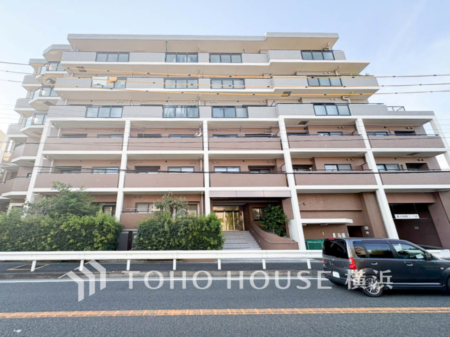 ふりそそぐ陽射しと開放的な空間形成。青空を背景に更なる美しさを醸す佇まい。暖かな陽光と爽やかな風がハーモニーを奏でる上質な空間を愉しむ暮らしがここにある。