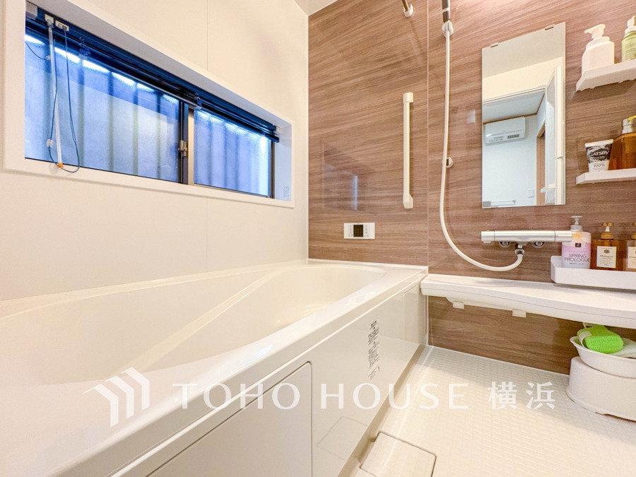 快適な使い心地とゆとりある空間が1日の疲れを解きほぐすバスルーム。空間も浴槽もゆったりのびのび使えるゆとり設計。広く感じるゆとり設計で快適なリラックスタイムを過ごせます。