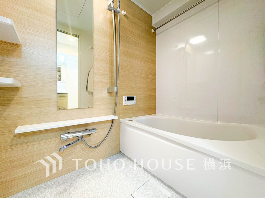 快適な使い心地とゆとりある空間が1日の疲れを解きほぐすバスルーム。空間も浴槽もゆったりのびのび使えるゆとり設計。広く感じるゆとり設計で快適なリラックスタイムを過ごせます。