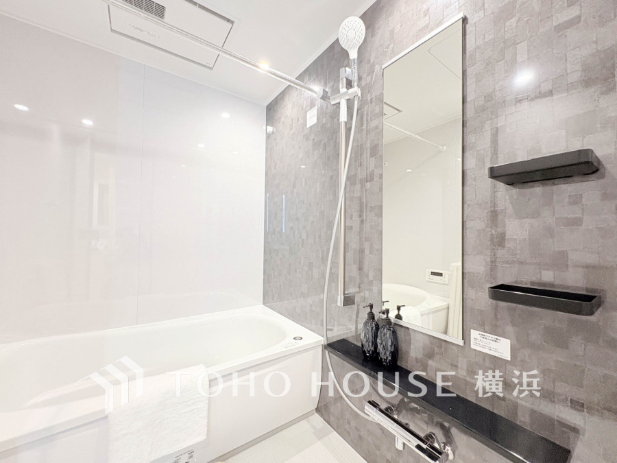 快適な使い心地とゆとりある空間が1日の疲れを解きほぐすバスルーム。空間も浴槽もゆったりのびのび使えるゆとり設計。広く感じるゆとり設計で快適なリラックスタイムを過ごせます。