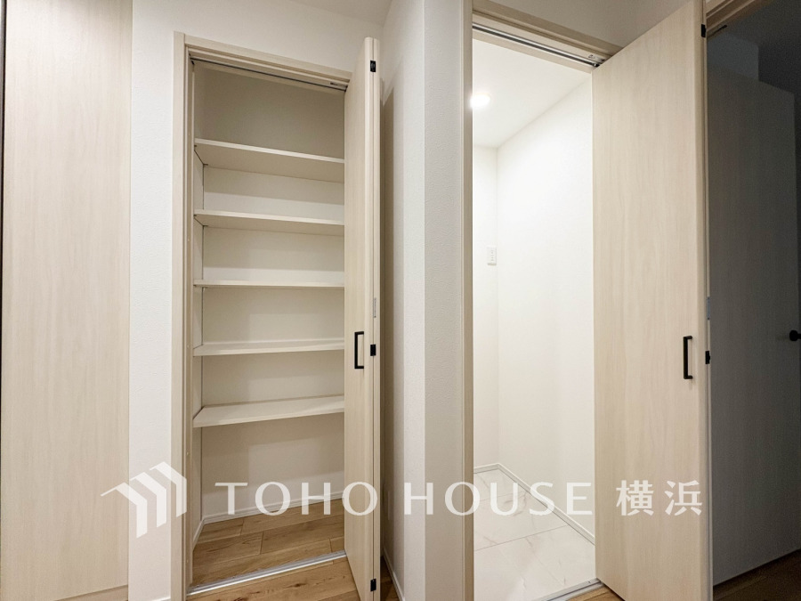 随所に機能的に配置されたバリエーション豊かな収納。豊富な収納キャパシティに加え、場所場所で用途に合った設計がなされているため、快適な生活空間造りをサポートしてくれます。