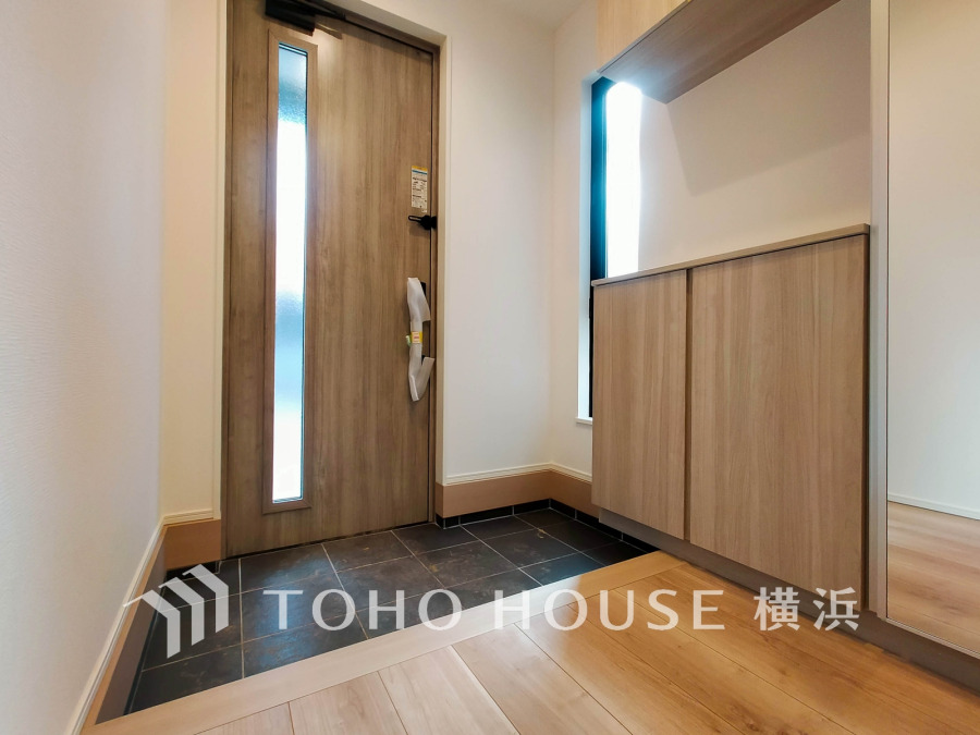 玄関には、お出かけ前の身だしなみチェックに便利な大型のミラーのついたシューズボックスを設置。
