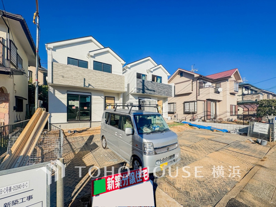 ふりそそぐ陽射しと開放的な空間形成。青空を背景に更なる美しさを醸す。暖かな陽光と爽やかな風がハーモニーを奏でる上質な空間を愉しむ暮らしがここにある。（2026年1月撮影）