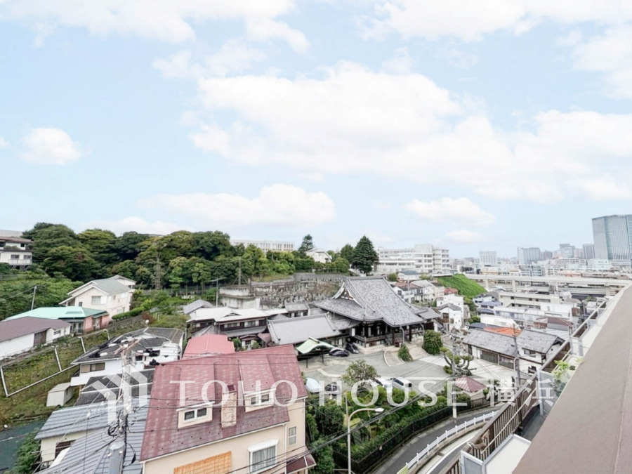 高台の立地ならではの爽やかな風を感じ、のびやかな暮らしを叶える。