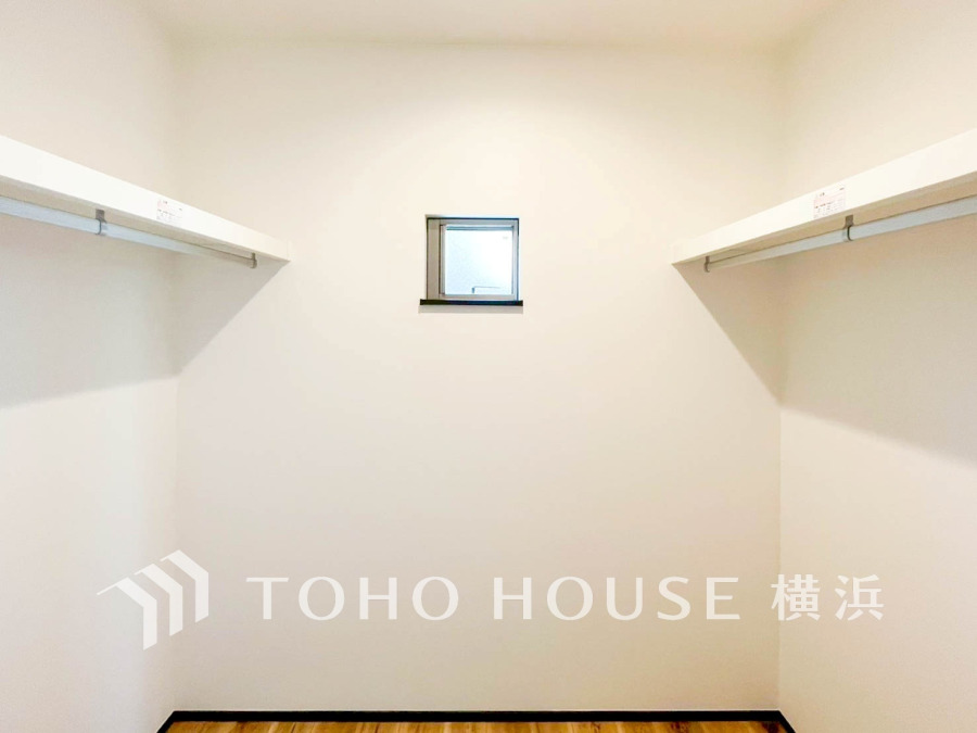 洋服やバッグなどかさばる物を大量に収納できるウォークインクローゼット。タンスなどの収納家具を置かずに済むので、お部屋を丸ごと使えてスッキリ♪