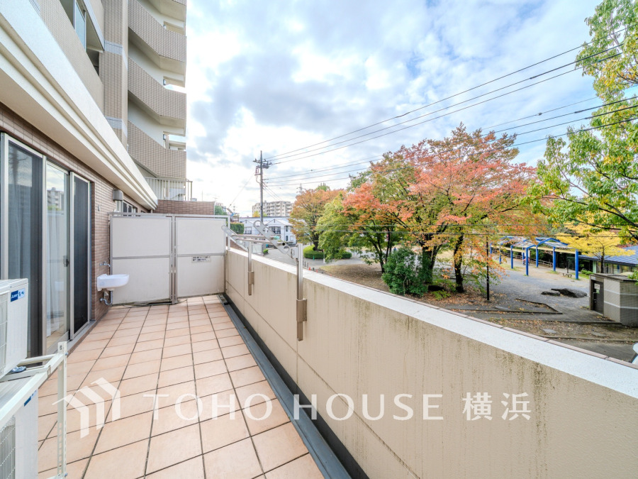 ゆったり広いバルコニーは、1階住戸だけの嬉しい空間。お天気の良い日にはテーブルと椅子を出し、公園の木々を眺めながら穏やかな時間を楽しめそうです。