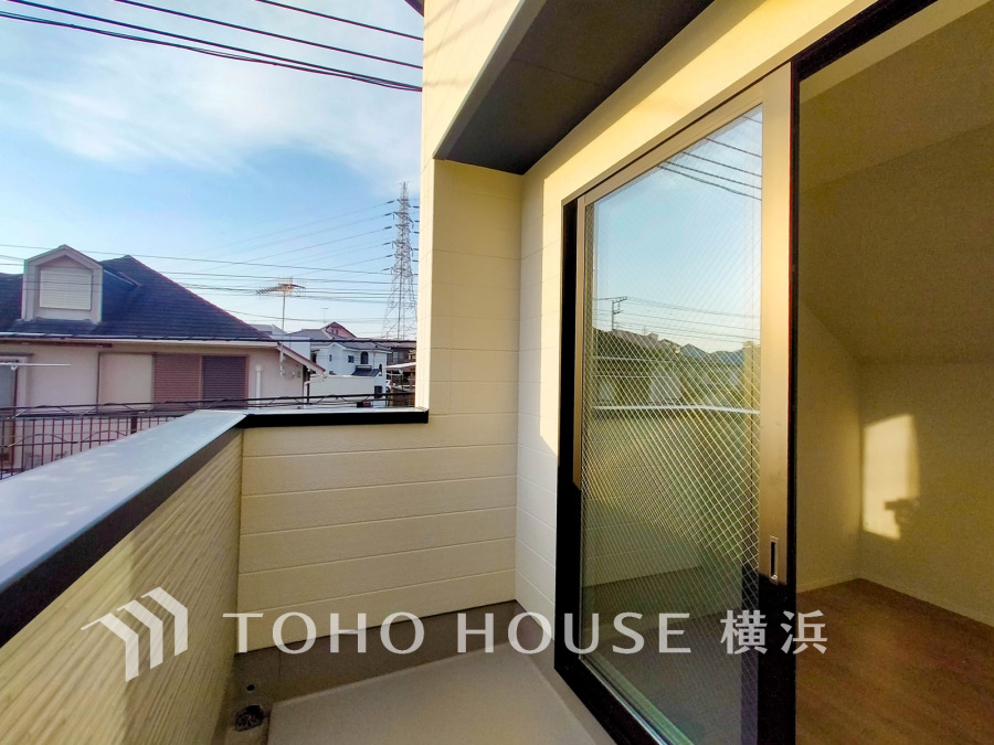 たっぷりの陽光が差し込むバルコニー。健やかな暮らしを守る太陽の恵みを存分に享受できます。爽やかな風と暖かな陽射しが紡ぐハーモニーが日々の暮らしのBGMになることでしょう。