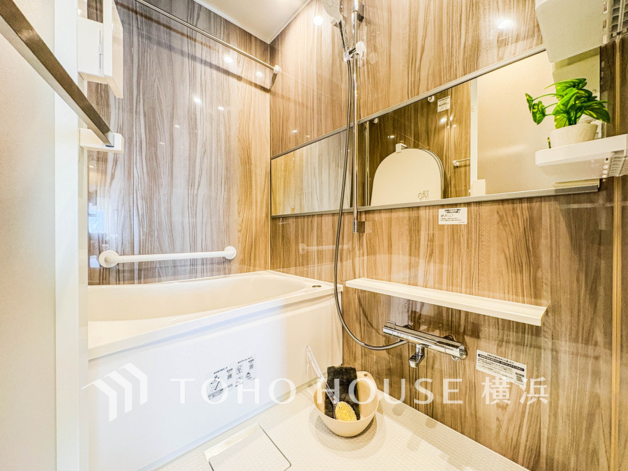 木目調の壁が温もりを感じさせる浴室です。広々としたバスタブで、一日の疲れを癒し、家族みんなでリラックスできるバスタイムをお楽しみください。