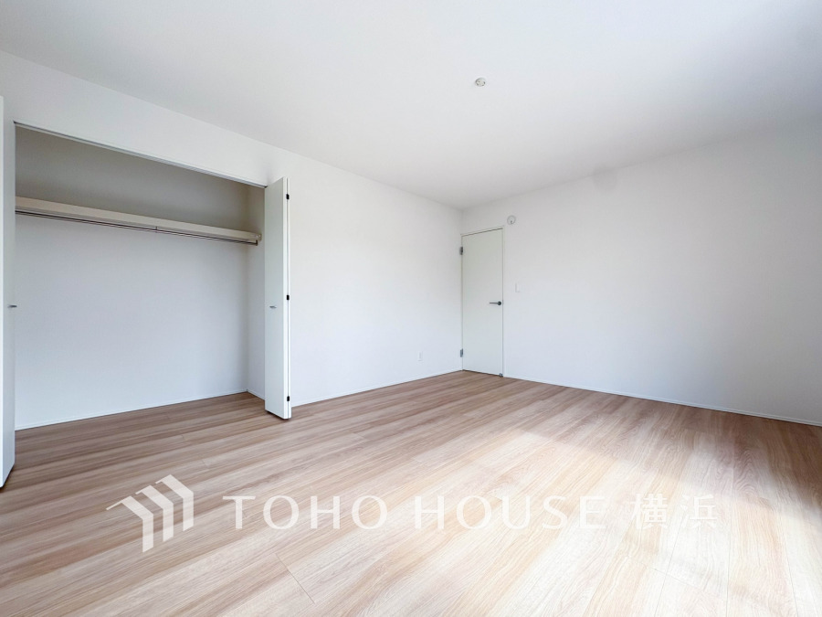 大きな窓からは快適な光を取り入れ、通気性能を上げる事で居心地の良い空間を演出します。多くの時間を過ごす住まいだからこそ、いつも快適な場所であるように心掛けています。