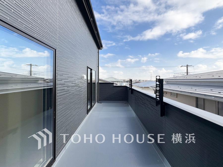 たっぷりの陽光が差し込むバルコニー。周辺には陽射しを遮る高い建物がなく、太陽の恵みを存分に享受できます。爽やかな風と暖かな陽射しが紡ぐハーモニーが日々の暮らしのBGMになることでしょう。