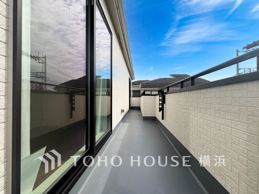 南西向きの明るいバルコニー。開放的な空間を演出しながら、プライベート性も確保された空間です
