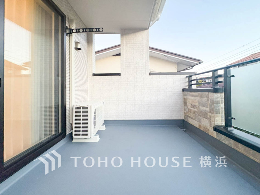 陽当たり良好な広々バルコニー。洗濯物干しやくつろぎのスペースとして快適に利用できます。