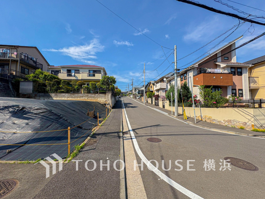 前面道路はゆとりがあり陽当たり良好です。