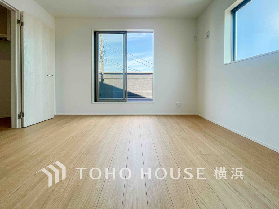 穏やかな風と陽光を導き、プライバシーに配慮された設計プランを採用し、居住性を一段と心地よいものにしています。明るく開放的な空間を演出しております。