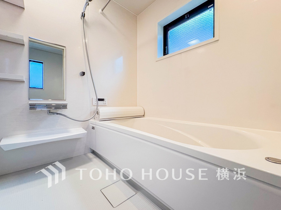 心地よいリラックスを叶える清潔感溢れる美しい空間。快適で機能的なバスルームです。
