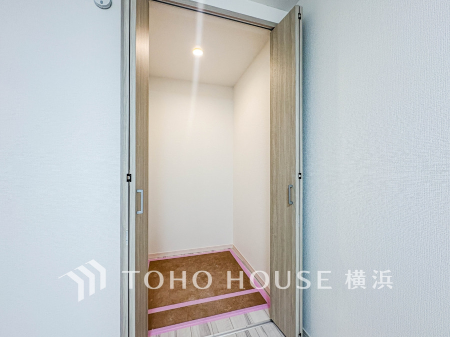 収納力に優れたウォークインクローゼット。整理整頓しやすく、生活スペースをすっきり保てます。