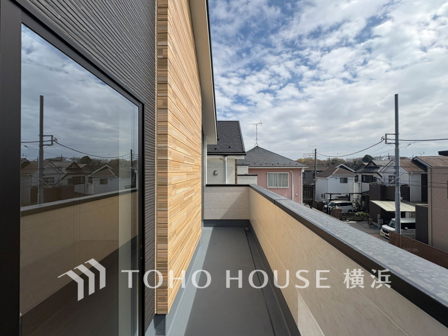 開放感いっぱいの眺望と共に光と風を享受するバルコニー。緑豊かな景観を眺めることができます。