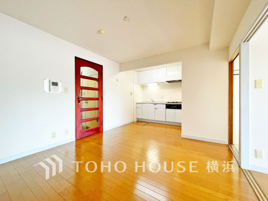 開放的なオープンキッチンはリビングとの一体感のある明るい空間。