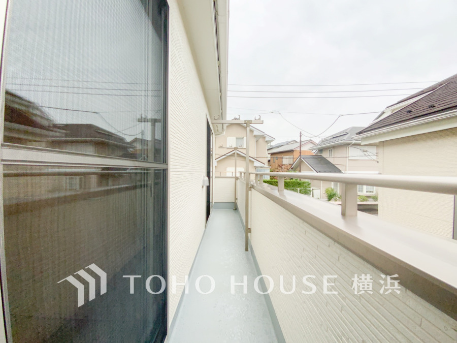 暮らしの中で光と風を演出してくれるバルコニー。南に面し、陽光が燦々と降り注ぎます。お布団もお洗濯物もたくさん乾きそうです。ぜひ現地で陽当りの良さをご確認ください。