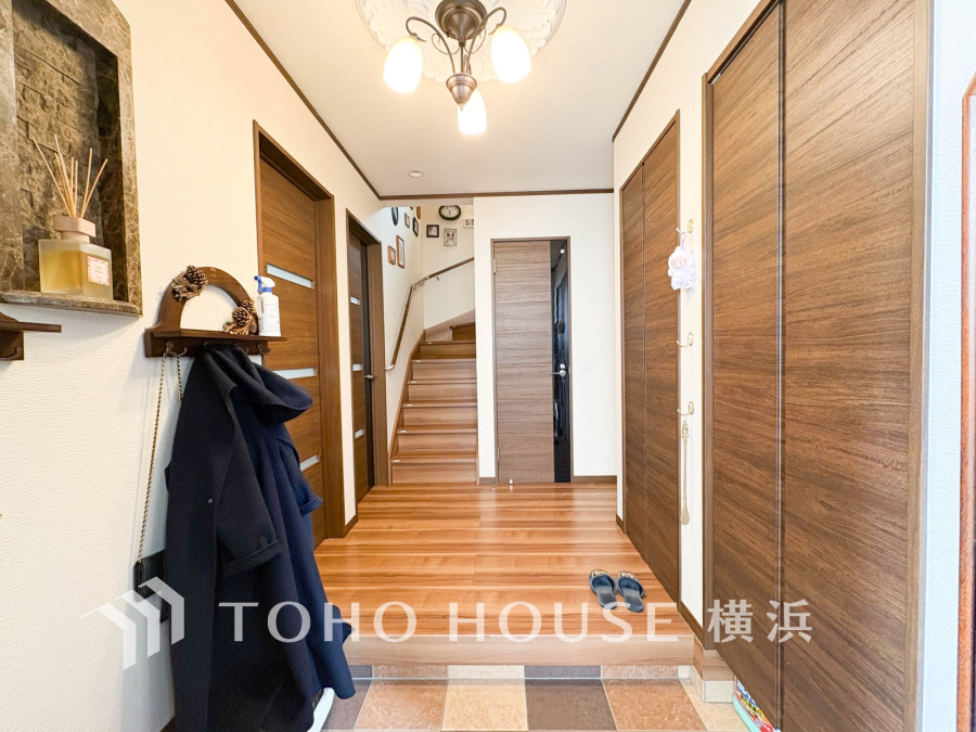 居住者の帰り、訪れる方を優しく迎え、やすらぎに満ちた生活空間を予感させる。健やかな暮らしを楽しめそう。