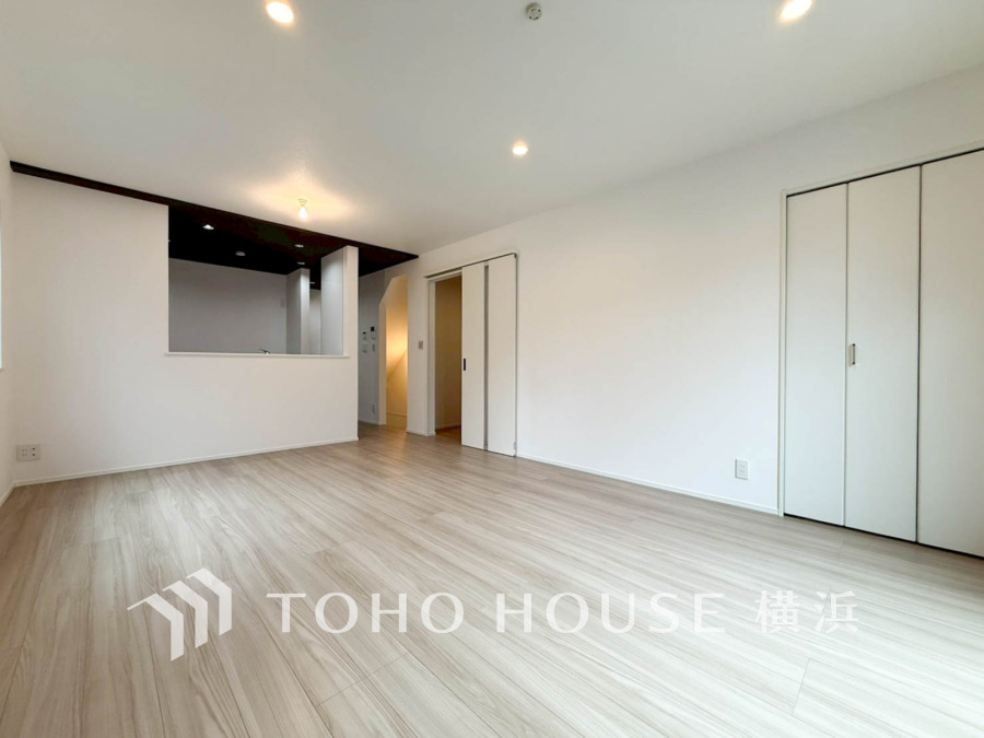 光と風が溢れる開放的なリビングダイニングには自然と家族みんなが集まってきます。明るく穏やかな空気の中で飲んだり、食べたり、笑ったり。