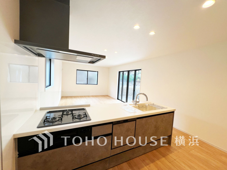 開放感のある対面キッチンから広々リビングを見渡せる、明るく快適な住空間です。