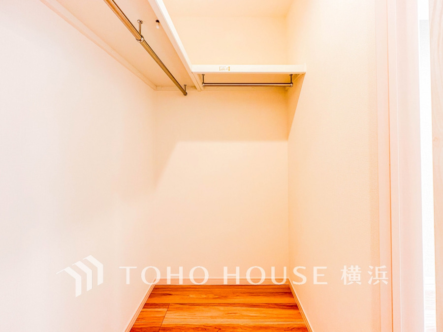 収納力抜群のウォークインクローゼット。衣類や季節用品をすっきり整理できます。