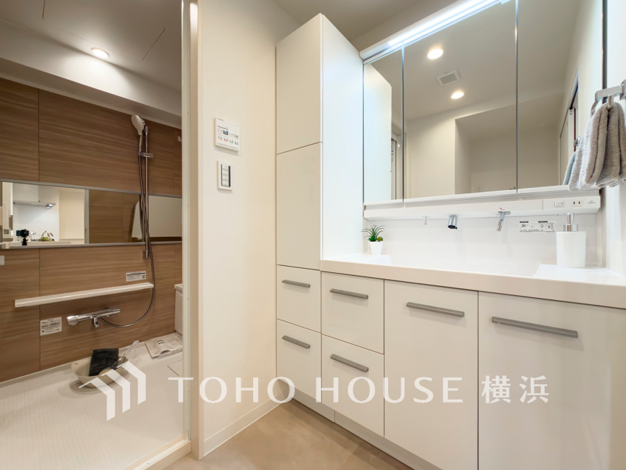 新規交換された洗面化粧台は美しく使いやすい機能が備えられています。