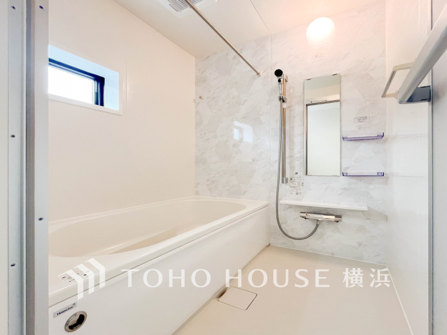1日の疲れを取り心身を癒すことができる住まいの中のリラクゼーション空間、バスルーム。心からゆったりと寛いでいただけるよう、柔らかな色合いで仕上げています。