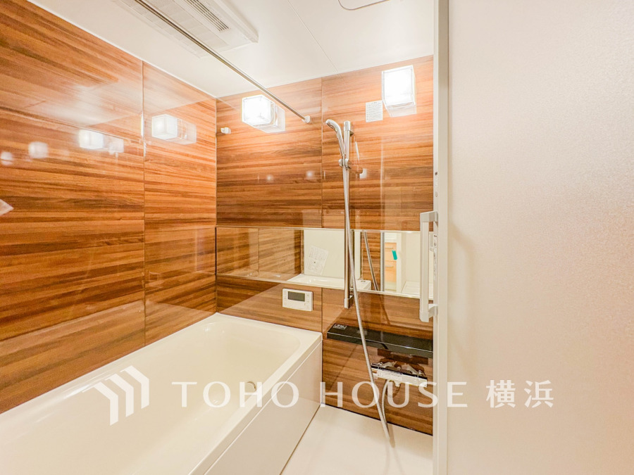 木目調の壁が美しい浴室で、一日の疲れを癒すリラックスタイムを。広々とした浴槽は、お子様との楽しいバスタイムにも最適です。