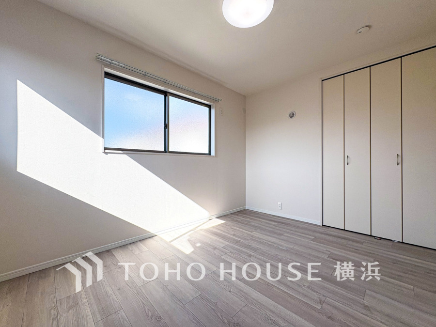 穏やかな風と陽光を導き、プライバシーに配慮された設計プランを採用し、居住性を一段と心地よいものにしています。明るく開放的な空間を演出しております。