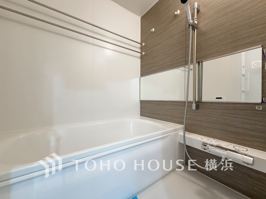 上質が感じられるカラーリングで、清潔な空間美を実現。一日の疲れが癒される優雅なバスタイムを堪能できるゆとりあるバスルームです。